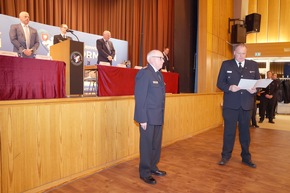 FW-Stormarn: Mitgliederversammlung: Thomas Proß von der Feuerwehr Poggensee mit dem deutschen Feuerwehr-Ehrenkreuz in Silber ausgezeichnet