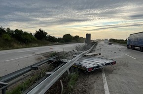 Autobahnpolizeiinspektion: API-TH: Anhänger löst sich vom Auto - Ladung verteilt sich auf beiden Richtungsfahrbahnen