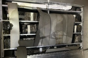 Hauptzollamt Karlsruhe: HZA-KA: Zoll entdeckt geschmuggelte Zigaretten in LKW-Auflieger