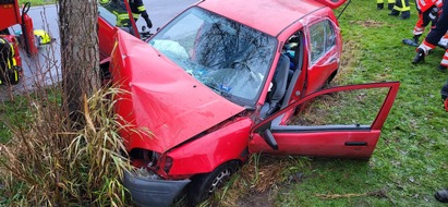 Polizeiinspektion Stade: POL-STD: Verkehrsunfall in Balje - Frau nach Baum-Aufprall schwer verletzt, Zigarettenautomat in Ahlerstedt von Wand gerissen und aufgebrochen - Polizei Harsefeld sucht Zeugen