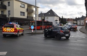 Kreispolizeibehörde Herford: POL-HF: Unfallzeugen gesucht- Zusammenstoß im Kreuzungsbereich