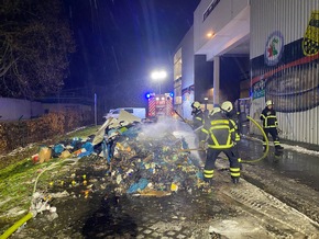 FW-MK: Müllpresse an der Eissporthalle in Brand geraten