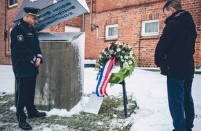 Landespolizeiamt: POL-SH: Holocaust-Gedenktag: Kranzniederlegung in Kiel (Foto + Zitat)