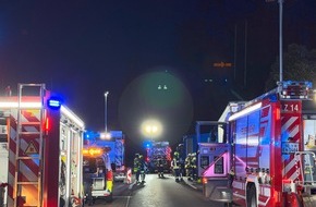Feuerwehr Neuss: FW-NE: Auffahrunfall auf der A57 - Lkw kollidiert mit Baustellen-Warneinrichtung