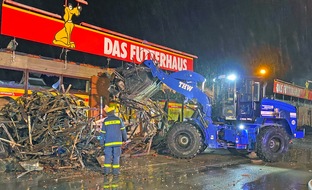 THW HH MV SH: THW unterstützt Räum- und Löscharbeiten bei Großbrand eines Futtermittelhandels in Stockelsdorf (Kreis Ostholstein)