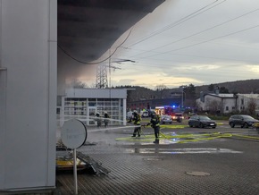 FW-AR: Brand in Arnsberger Gewerbehalle