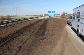 Polizeidirektion Neustadt/Weinstraße: POL-PDNW: A61 - LKW-Anhänger umgekippt - kilometerlanger Stau im Rückreiseverkehr