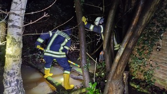 Feuerwehr Schermbeck: FW-Schermbeck: Wasserschaden durch gestauten Bach