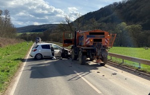 Polizeidirektion Wittlich: POL-PDWIL: PKW fährt auf Unimog auf, zwei Personen leichtverletzt