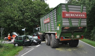 Polizeiinspektion Nienburg / Schaumburg: POL-NI: Opel Corsa kollidiert mit Trecker - PKW-Beifahrerin verstirbt an der Unfallstelle