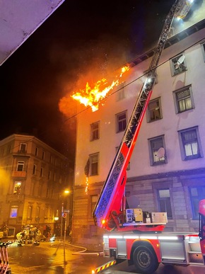 FW Stuttgart: 2. Alarm - Vollbrand einer Wohnung im 3. OG - 4 Bewohner über die Drehleiter gerettet - 6 Verletzte mit Rauchgasvergiftungen in Stuttgarter Kliniken eingeliefert