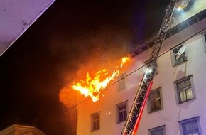 Feuerwehr Stuttgart: FW Stuttgart: 2. Alarm - Vollbrand einer Wohnung im 3. OG - 4 Bewohner über die Drehleiter gerettet - 6 Verletzte mit Rauchgasvergiftungen in Stuttgarter Kliniken eingeliefert