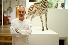 Nie dagewesene Einblicke in Arbeit und Privatleben des deutschen Hollywood-Regisseurs Roland Emmerich ab 5. November 2025 in der ARD Mediathek