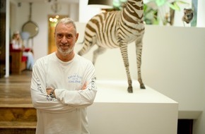 beetz brothers film production: Nie dagewesene Einblicke in Arbeit und Privatleben des deutschen Hollywood-Regisseurs Roland Emmerich ab 5. November 2025 in der ARD Mediathek