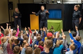 Polizeiinspektion Lüneburg/Lüchow-Dannenberg/Uelzen: POL-LG: ++ "Das Rätsel der gelben Füße" ++ Mehr als 1.160 Vorschulkinder aus 50 KiTas erleben und lernen mit der Präventionspuppenbühne der Polizei Lüneburg ++ Frieda die Maus, Hund ...