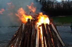 Feuerwehr Altenbeken: FW-PB: Feuer auf dem Schützenplatz