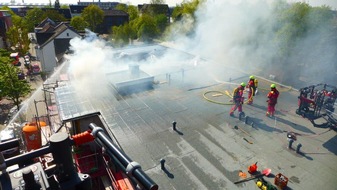 Feuerwehr Oberhausen: FW-OB: Massiver Flachdachbrand eines Mehrfamilienhauses