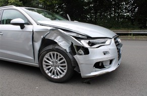 Polizei Hagen: POL-HA: Kollision mit geparktem PKW - 81-jährige Autofahrerin bei Unfall in Hohenlimburg leicht verletzt