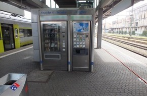 Bundespolizeidirektion München: Bundespolizeidirektion München: Kaffeeautomat am Bahnhof Regensburg aufgebrochen - Bundespolizei sucht Zeugen