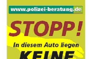 Polizeiinspektion Nienburg / Schaumburg: POL-NI: Polizei verteilt Anti-KLau-Anhänger fürs Auto - Fahrzeugbesitzer sollen sensibilisiert werden -Bild im Download-