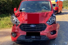 Polizei Minden-Lübbecke: POL-MI: Herabfallende Heuballen verursachen Verkehrsunfall - Autofahrerin leicht verletzt