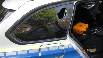 Kreispolizeibehörde Märkischer Kreis: POL-MK: Pflasterstein auf Streifenwagen geworfen