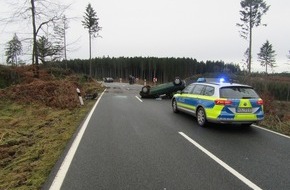 Polizeiinspektion Hameln-Pyrmont/Holzminden: POL-HM: L 549 - Mutter und Kind bei Unfall leicht verletzt; Pkw landet auf dem Dach