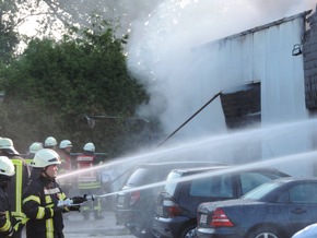 FW-KLE: Abschlussmeldung: Lagerhallenbrand in Bedburg-Hau. Schwierige Löscharbeiten. Halle ist einsturzgefährdet.