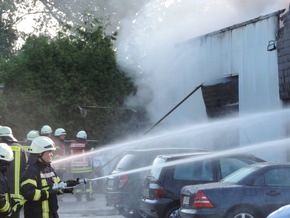 FW-KLE: Abschlussmeldung: Lagerhallenbrand in Bedburg-Hau. Schwierige Löscharbeiten. Halle ist einsturzgefährdet.