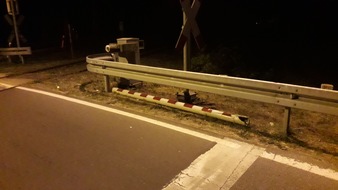 Polizeipräsidium Neubrandenburg: POL-NB: Verkehrsunfallflucht nach Beschädigung einer Bahnschrankenanlage
