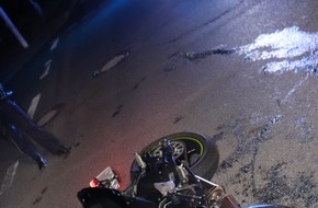 Kreispolizeibehörde Höxter: POL-HX: Zusammenstoß auf einer Kreuzung - Motorradfahrer schwer verletzt
