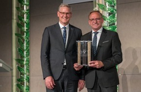 Deutscher Verband Tiernahrung e.V. (DVT): DVT-Award an DRV-Präsident Franz-Josef Holzenkamp verliehen / Mit starker Stimme und Engagement für die Agrar- und Ernährungswirtschaft