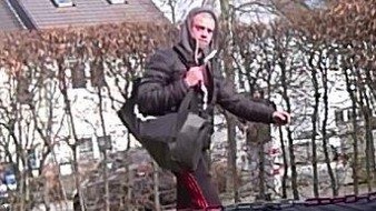 Polizei Bonn: POL-BN: Foto-Fahndung: Unbekannter entwendete Gasflasche aus Garten - Wer kennt diesen Mann?