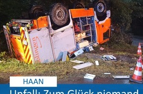 Polizei Mettmann: POL-ME: Alleinunfall mit einem Tanklöschfahrzeug der Feuerwehr - Haan - 2409094