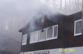 Polizeiinspektion Hameln-Pyrmont/Holzminden: POL-HOL: Bodenwerder- Schützenhaus: Brand in Schützenhaus verursacht 200.000, -- EUR Sachschaden - Feuerwehr mit 50 Mann im Einsatz / Brandursache noch unklar -
