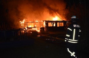 Polizeiinspektion Delmenhorst / Oldenburg - Land / Wesermarsch: POL-DEL: Landkreis Wesermarsch: Brand einer Gartenlaube in Brake +++ Zeugen gesucht