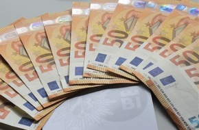 Polizei Bielefeld: POL-BI: Ehrliche Finderin bringt 700 Euro zur Polizei