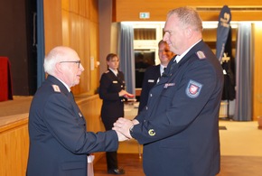 FW-Stormarn: Mitgliederversammlung: Thomas Proß von der Feuerwehr Poggensee mit dem deutschen Feuerwehr-Ehrenkreuz in Silber ausgezeichnet
