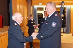 Kreisfeuerwehrverband Stormarn: FW-Stormarn: Mitgliederversammlung: Thomas Proß von der Feuerwehr Poggensee mit dem deutschen Feuerwehr-Ehrenkreuz in Silber ausgezeichnet