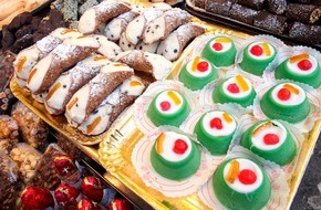 Regione Sicilia - Assessorato turismo, sport e spettacolo: Von Weinen bis zu Pistazien – eine Reise durch die Aromen Siziliens / Der Herbst, die Jahreszeit der Ernte und der Feste, bei denen man die Produkte verkosten kann, ist gekommen