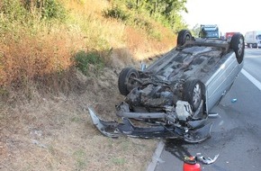Polizei Bielefeld: POL-BI: Fahrer übermüdet - Auto überschlägt sich auf der Autobahn