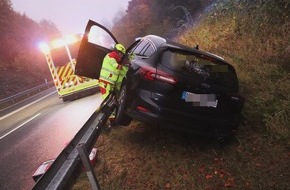 Kreispolizeibehörde Höxter: POL-HX: Übermüdung: 21-Jähriger fährt auf Leitplanke