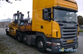 Polizeiinspektion Cuxhaven: POL-CUX: Maskierter überfällt Tankstelle - Unbekannter flüchtet ohne Beute + Besorgniserregende Bilanz nach Rollerkontrollen + 21 schwerwiegende Sicherheitsmängel am einem Schwertransporter (FOTO)