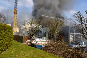 FW Porta Westfalica: 10.03.2026 - Gro&szlig;brand einer KFZ-Werkstatt in Porta Westfalica Barkhausen