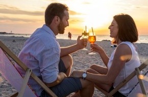 Ostsee-Holstein-Tourismus e.V.: Die Ostsee kann Sonnenuntergang: Zehn Tipps für Strandbars mit Sundowner-Flair