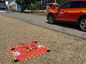 FW Sonsbeck: Gewerbebrand - Brennender Radlader in Lagerhalle