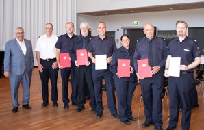 Feuerwehr Bremerhaven: FW Bremerhaven: Ehrung für langjährige Mitgliedschaft bei der Freiwilligen Feuerwehr Bremerhaven