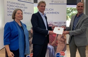 Universität Koblenz: Antrittsbesuch am Campus Landau: Wissenschaftsminister Clemens Hoch überbringt persönlich Förderbescheid