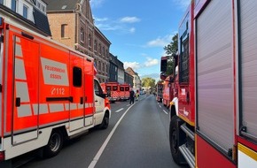 Feuerwehr Essen: FW-E: Zwei parallele Brandereignisse fordern viele Verletzte - Großeinsatz in Essen