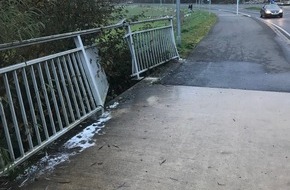 Polizeipr&auml;sidium Nordhessen: POL-KS: In Br&uuml;ckengel&auml;nder gekracht und gefl&uuml;chtet: Ermittler suchen Zeugen in Niestetal